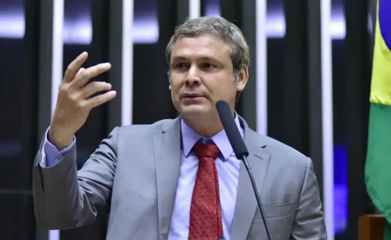 Lindbergh aciona PF para investigar rede de financiamento bolsonarista nos EUA